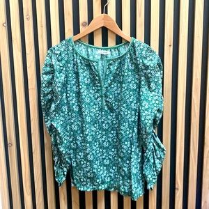 MAX STUDiO green floral top with ruched sleeves
